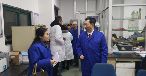 兰平副校长现场检查药学院实验室
