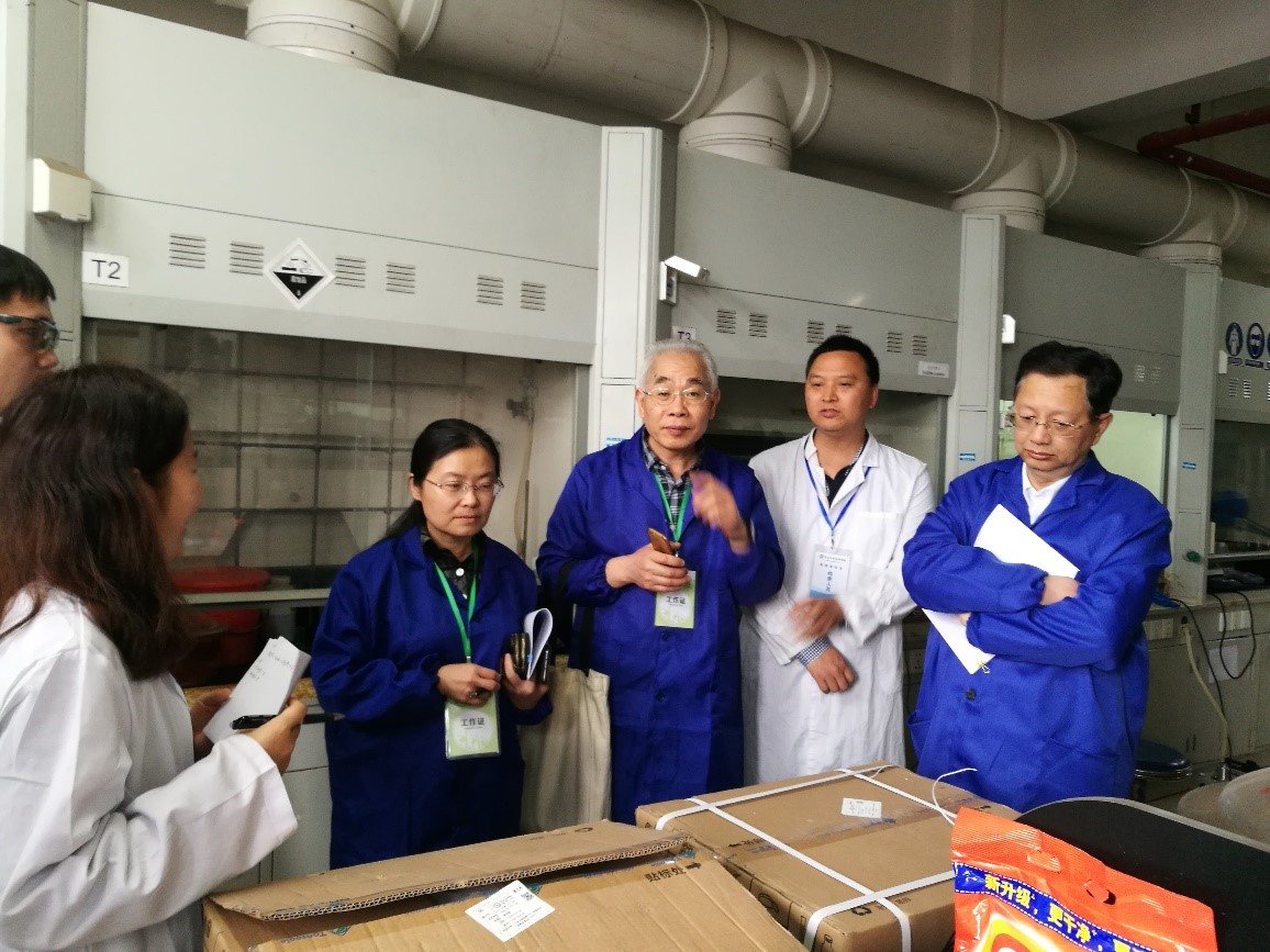 图1 兰平副校长带领专家组检查化学学院实验室