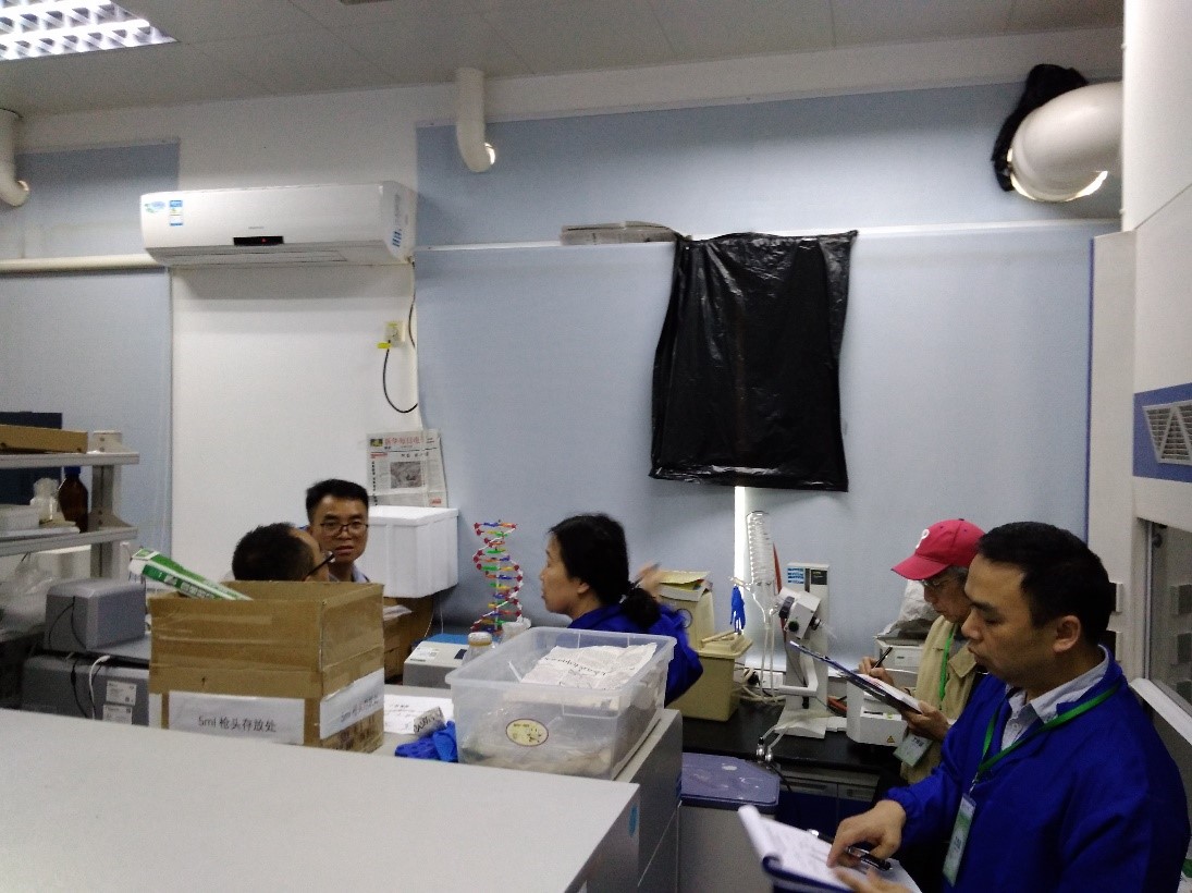 图2 专家现场检查生命科学学院实验室