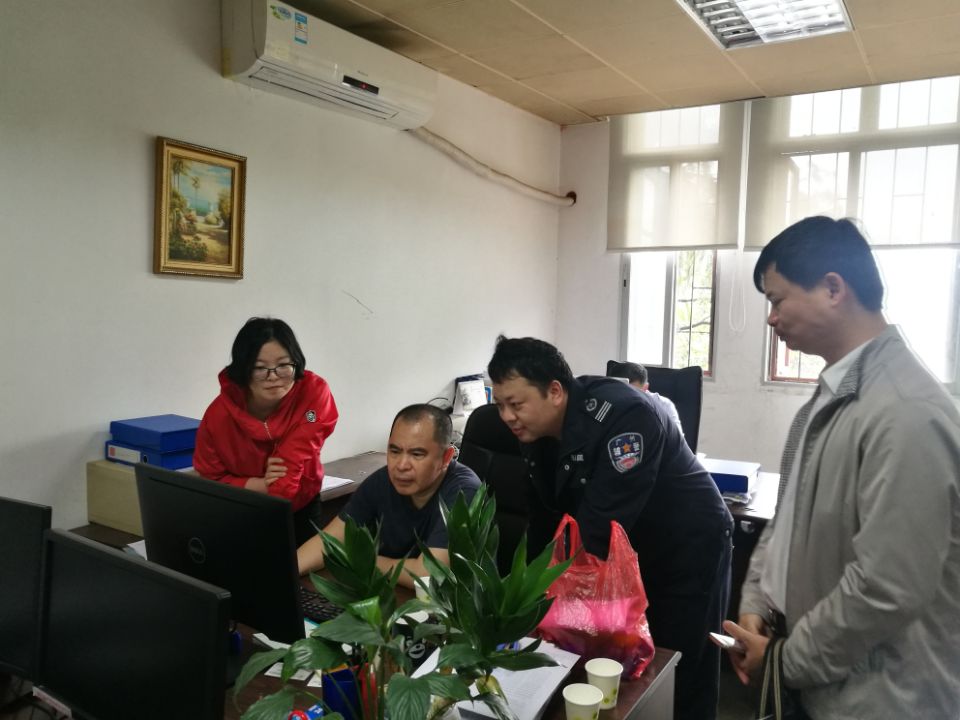 工作人员检查易制毒备案系统