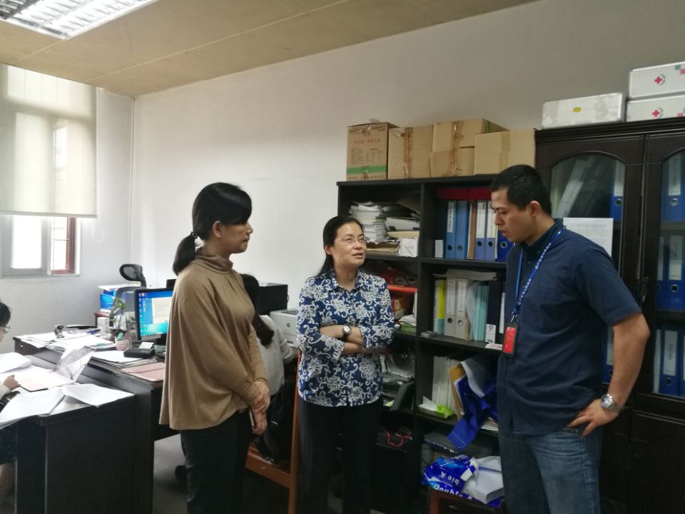 工作人员现场交流