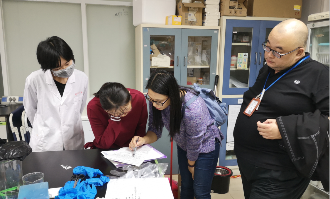 越秀区环保局工作人员现场督查