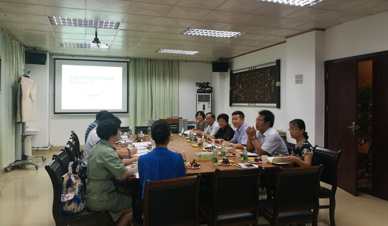 专家组现场考核公共卫生学院实验动物设施负责人及工作人员