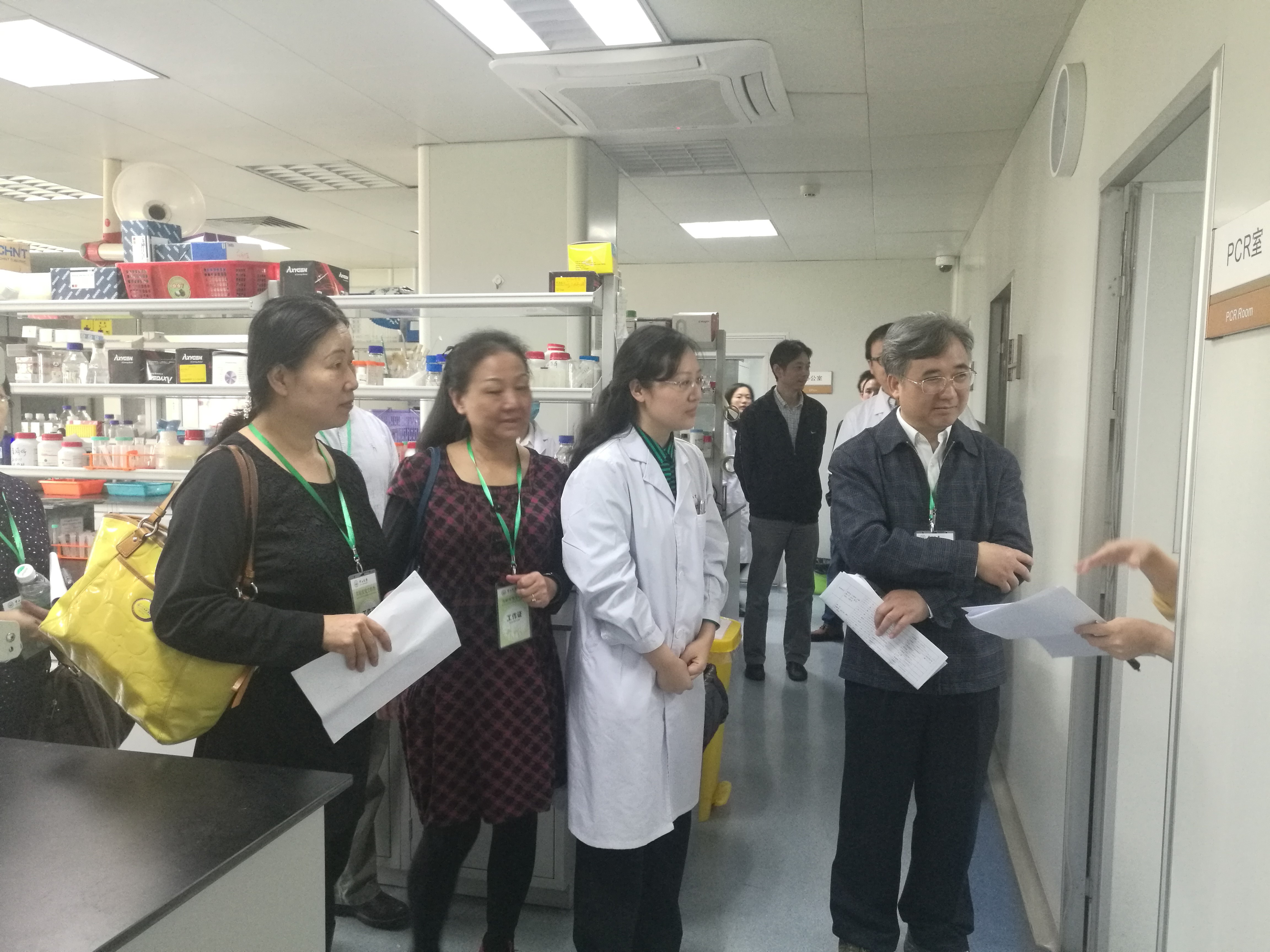 熹平副校长与督查组听取实验室安全管理工作介绍