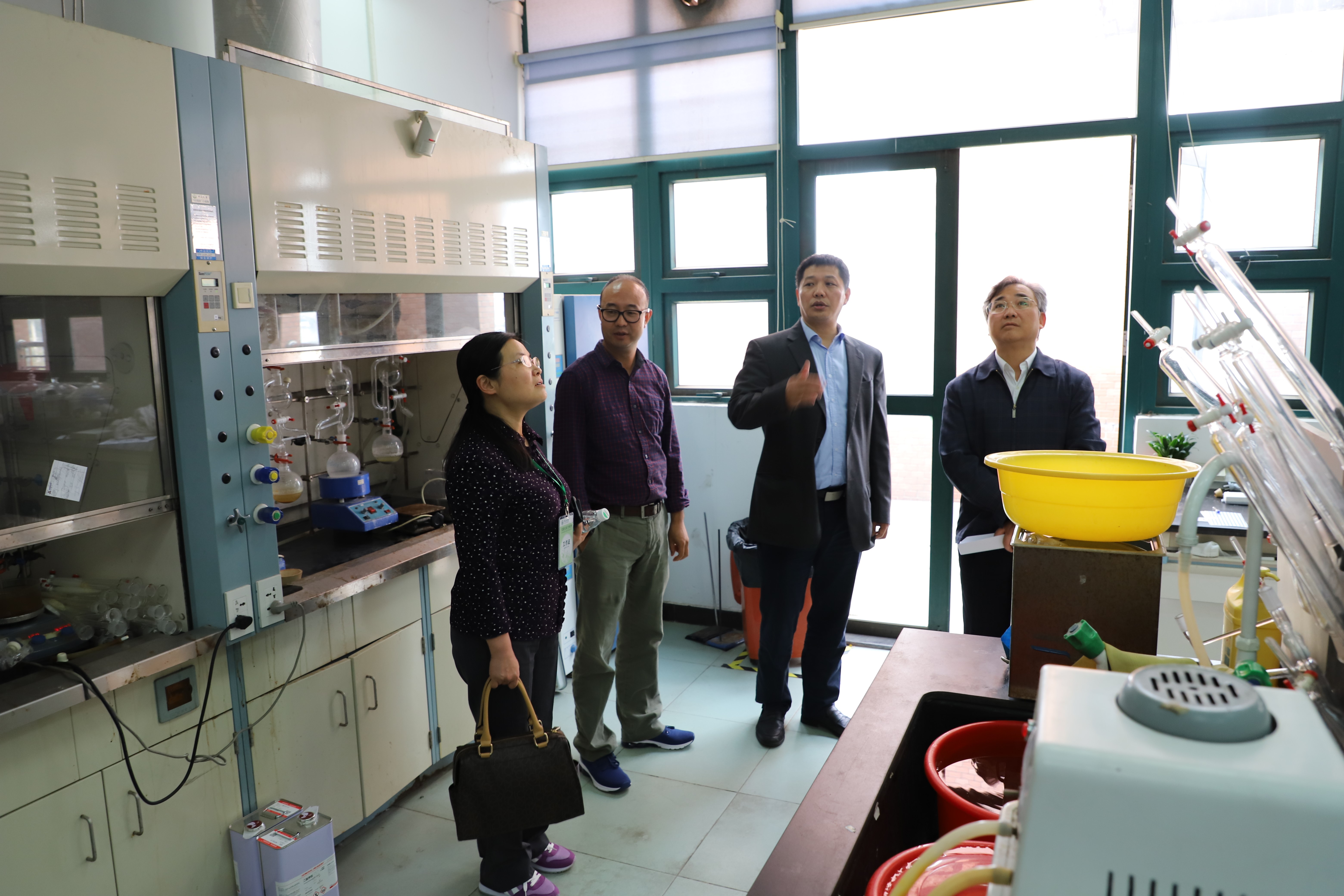 朱熹平副校长与督查组检查实验室通风系统