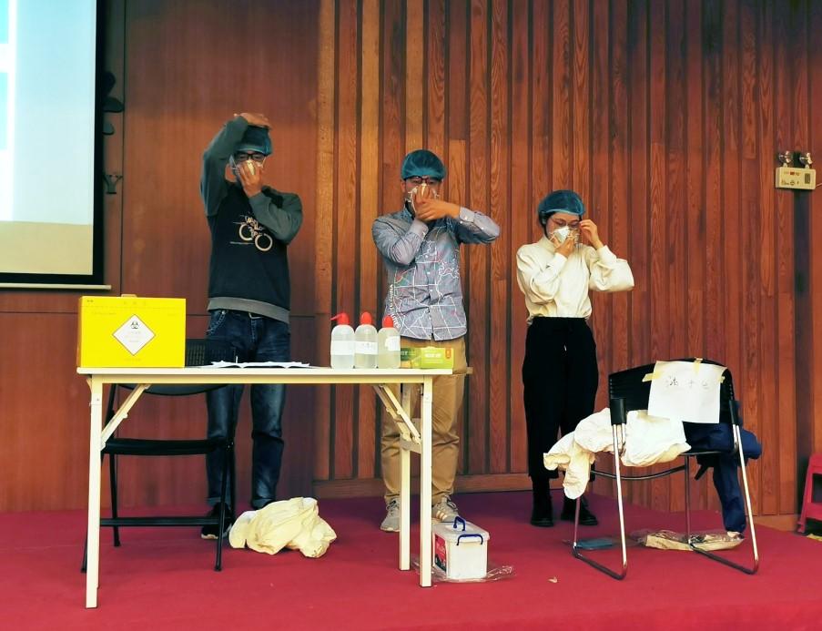 图2.现场演示生物安全二级实验室个人防护用品穿戴