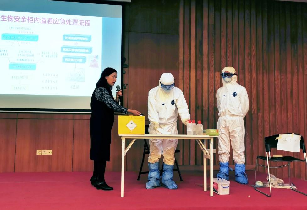 图3/4.现场模拟生物安全柜内感染性物质洒溢应急处置