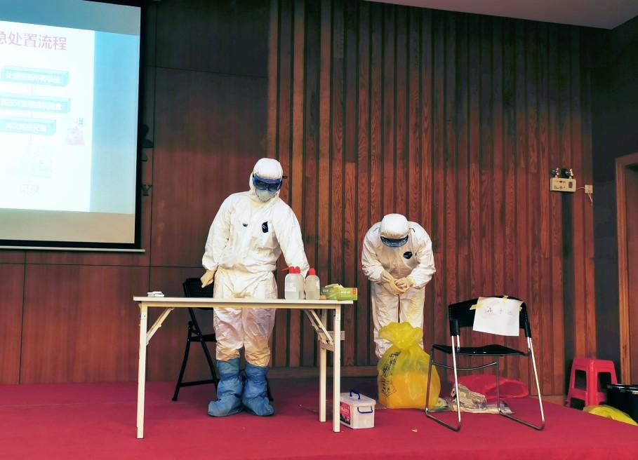 图3/4.现场模拟生物安全柜内感染性物质洒溢应急处置